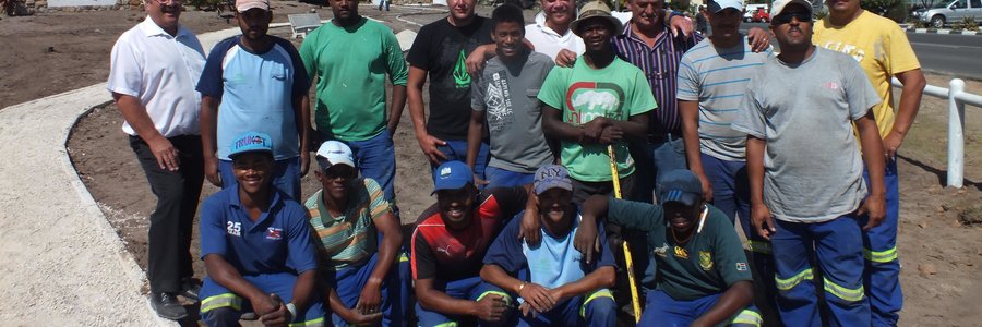 ‘n Deel van die span werkers by die ingang van Gansbaai, waar daar hard in die son gewerk word met die verfraaiing van die dorp se ingang, met Kat Myburgh heel links (Volledige berig in die volgende uitgawe)